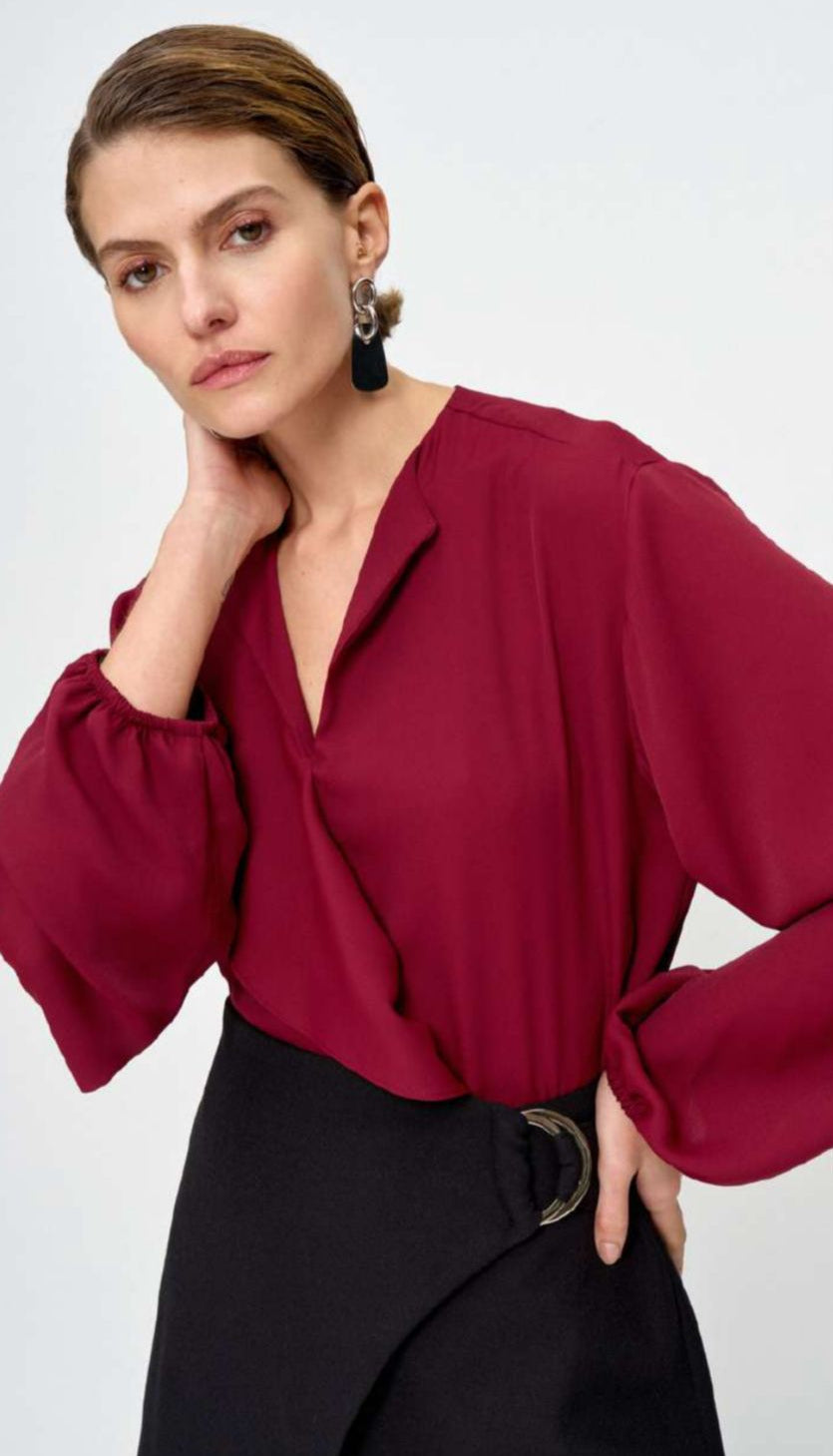 Blusa Paola Fluida com Detalhe Drapeado - Cor Bordeaux Luxo