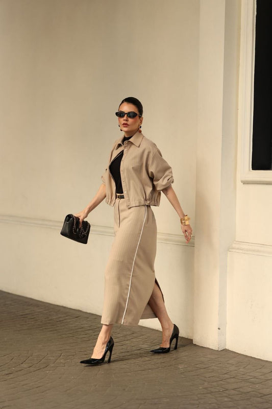 Conjunto Jessica -Jaqueta Cropped e Saia Lápis Midi ( Bege)