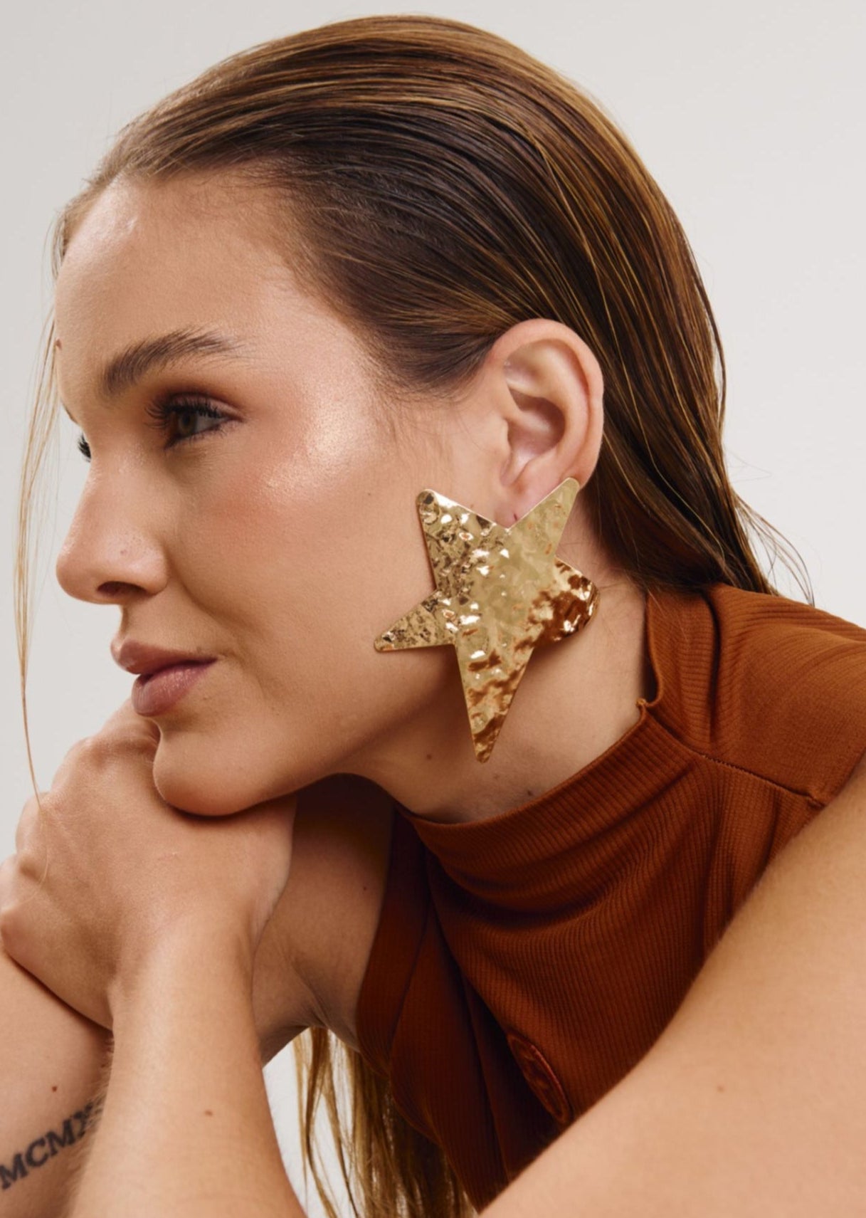 Brinco Estrela Dourada Texturizada