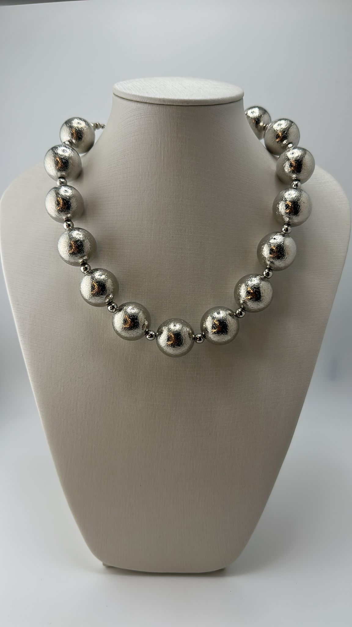 Colar de Contas Esférica Prateadas