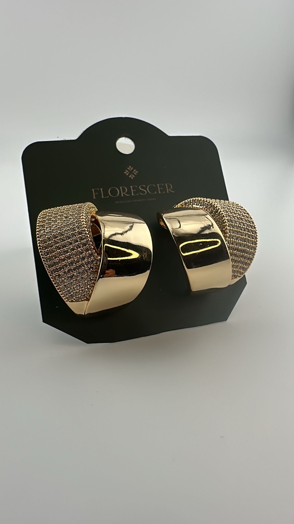 Brinco Semijoia Argola Cravejada com Zircônia – Banho de Ouro 18K