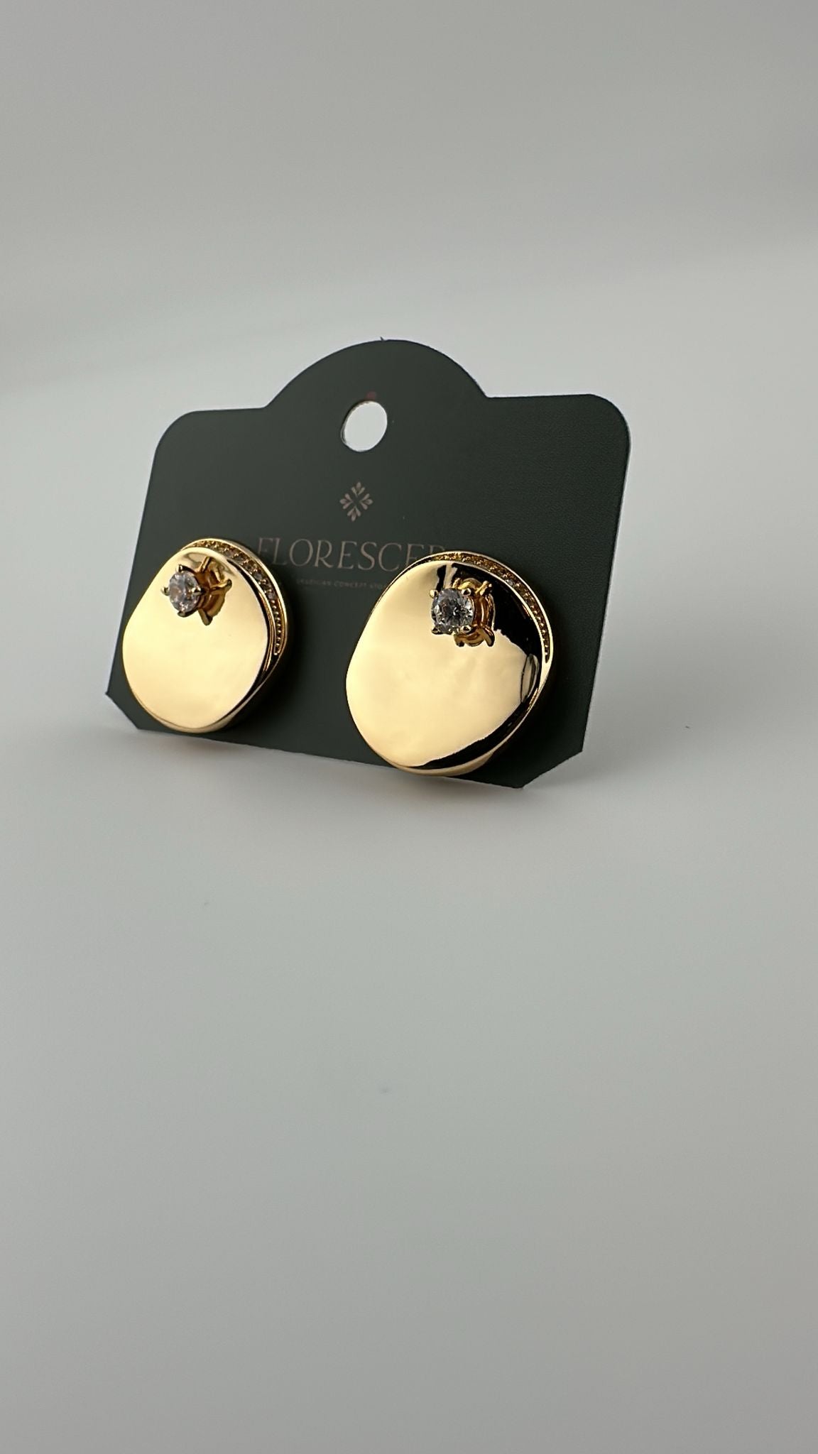 Brinco Semijoia Esfera Brillante – Cravejado com Zircônia, Banho de Ouro 18K