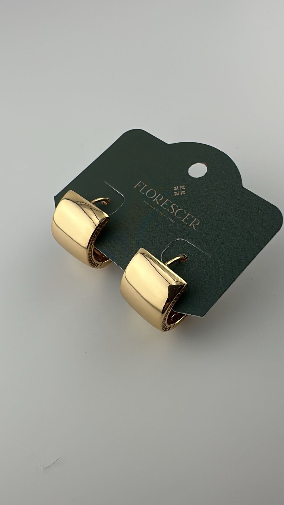 Brinco Semijoia Argola Grossa – Design Arredondado Lateral Cravejada com Zircônia, Banho de Ouro 18K