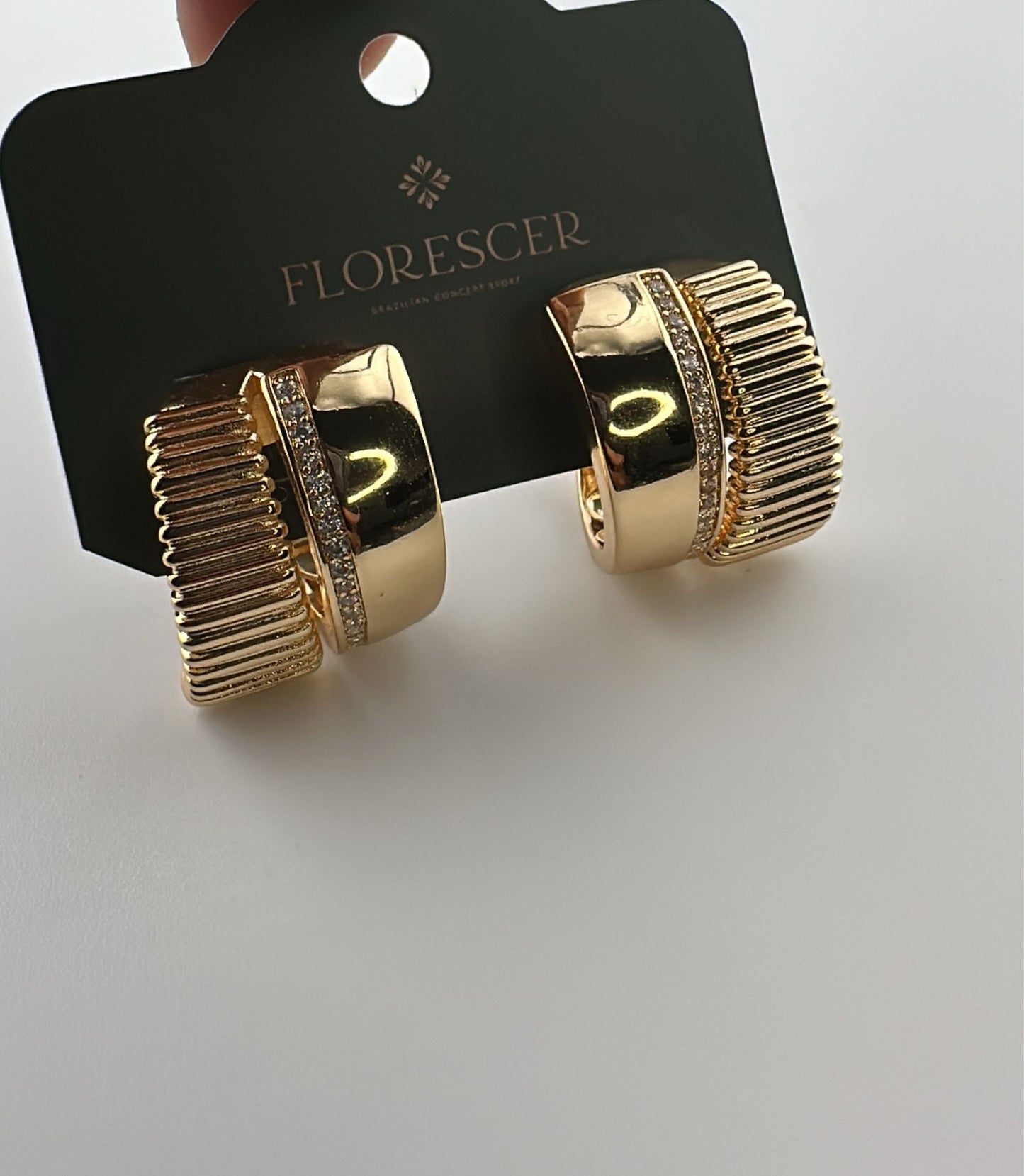 Brinco Semijoia Nova Circle – Argola Moderna, Zircônia e Banho de Ouro 18K