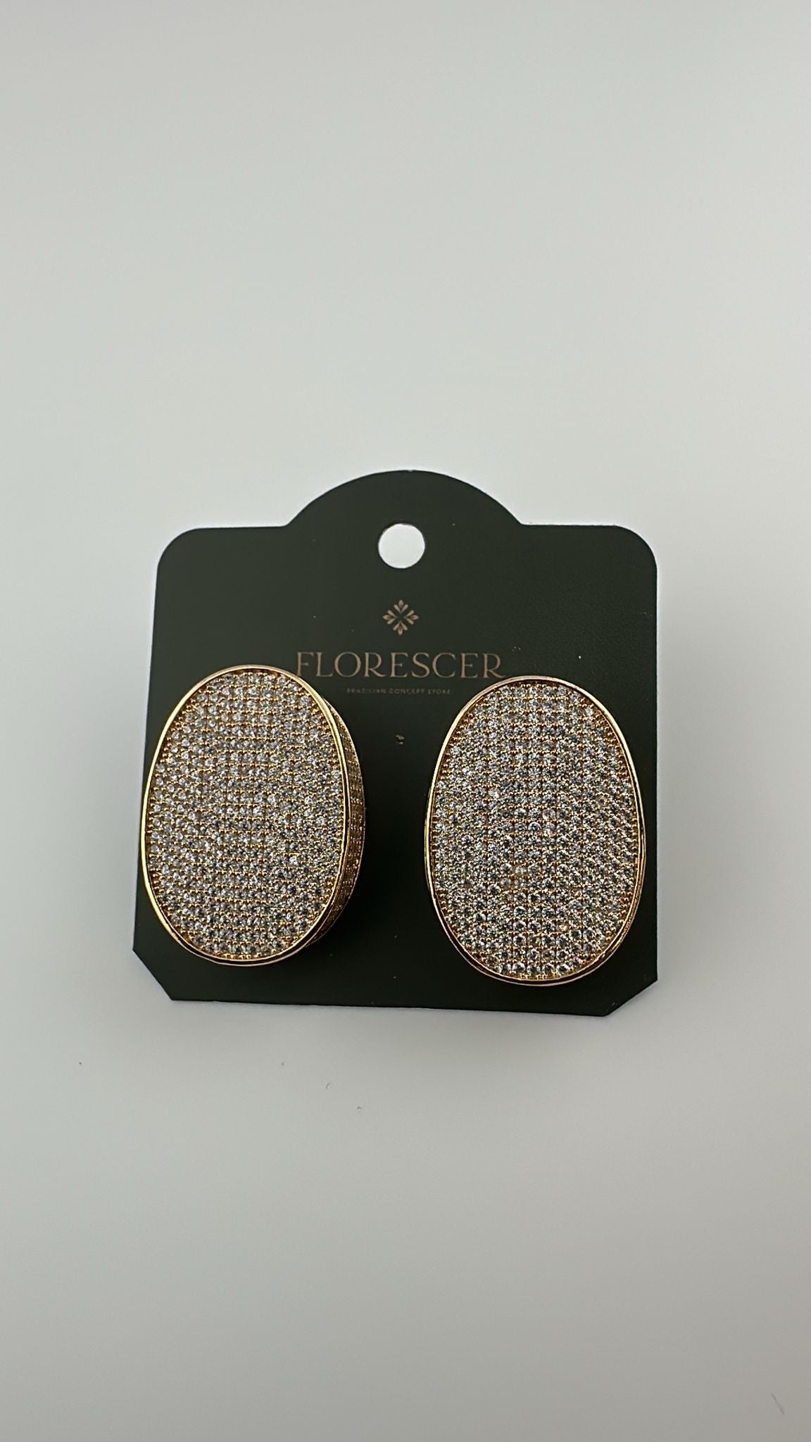 Brinco Semijoia Esfera Redonda – Formas Grossas com Laterais Arredondadas, Cravejada com Zircônia, Banho de Ouro 18K