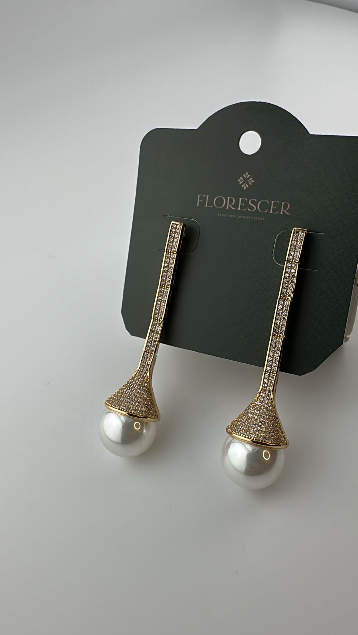 Brinco Semijoia Gota com Pérola Shell – Cravejada com Zircônia, Banho de Ouro 18K