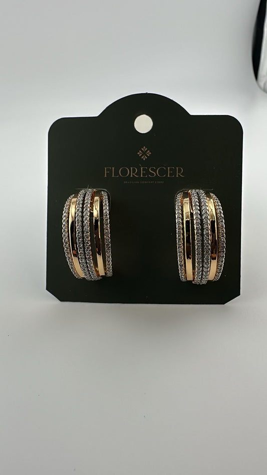 Brinco Semijoia Trio Lux – Argola Cravejada com Zircônia, Design em Formas e Linhas, Banho de Ouro 18K