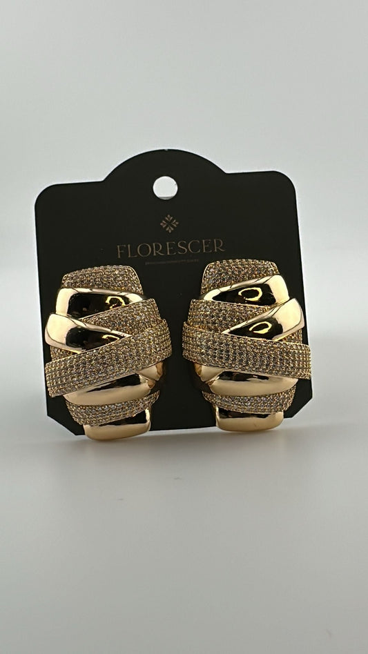 Brinco Semijoia Elos Grande – Cravejado com Zircônia, Banho de Ouro 18K