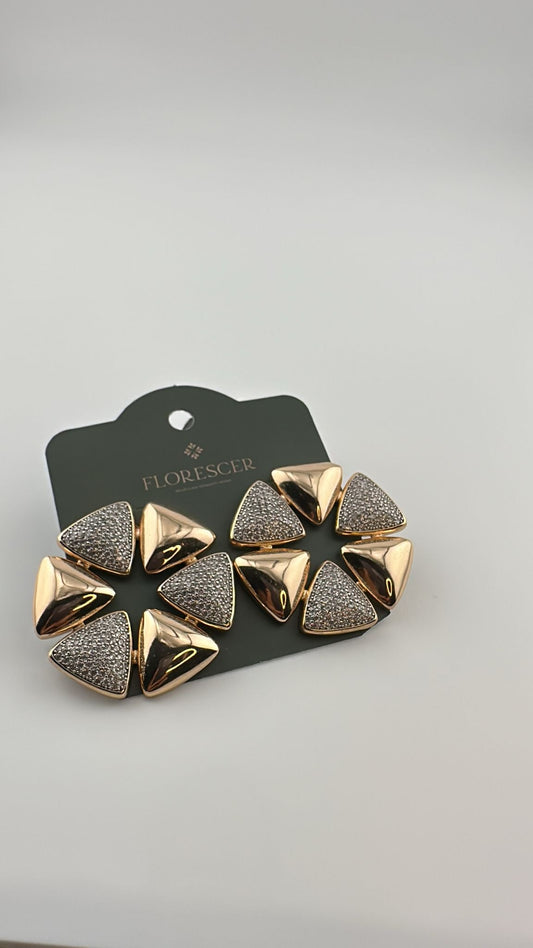 Brinco Semijoia GeoLux – Esfera Redonda Triangular, Toda Cravejada com Zircônia, Laterais Arredondadas, Banho de Ouro 18K