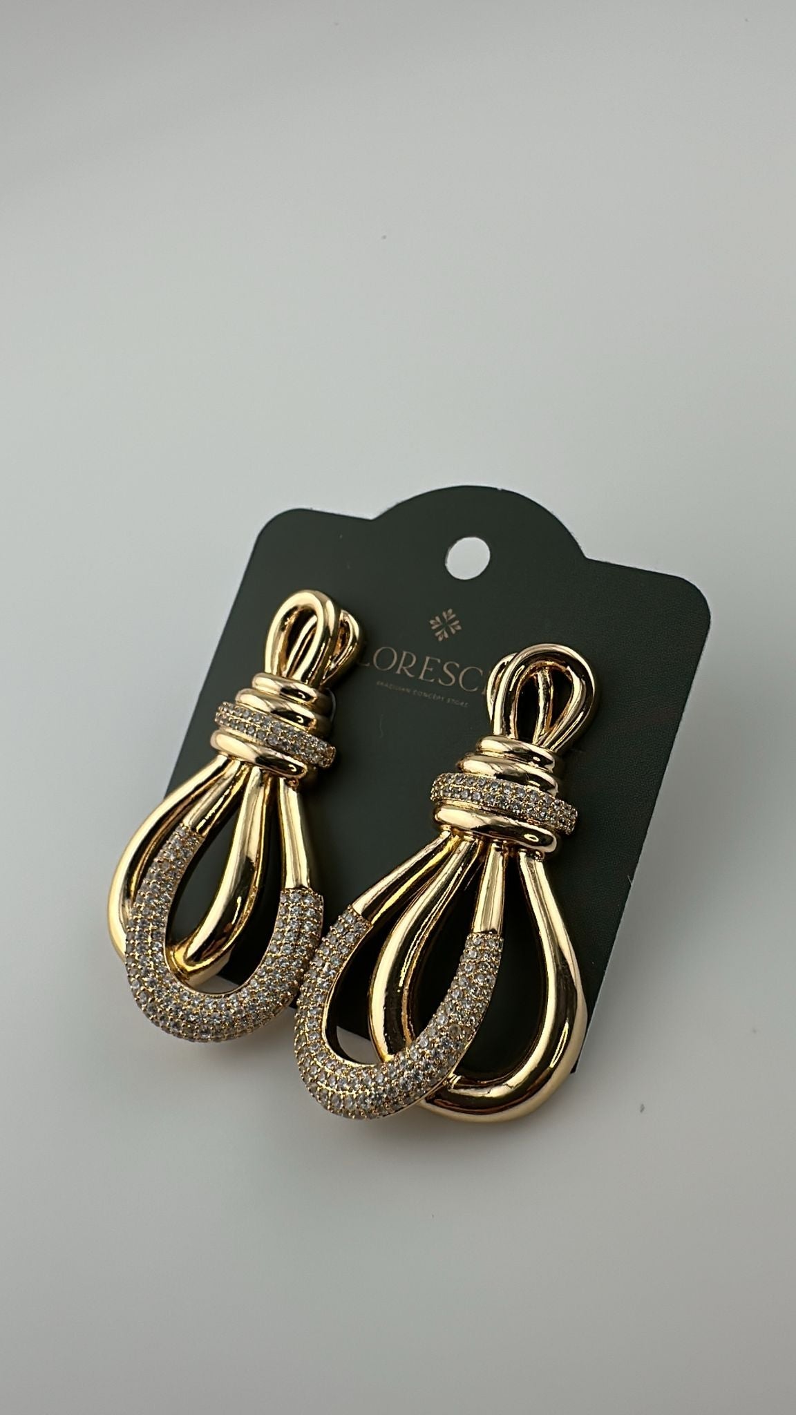 Brinco Semijoia Entrelaçado – Cravejado com Zircônia, Banho de Ouro 18K