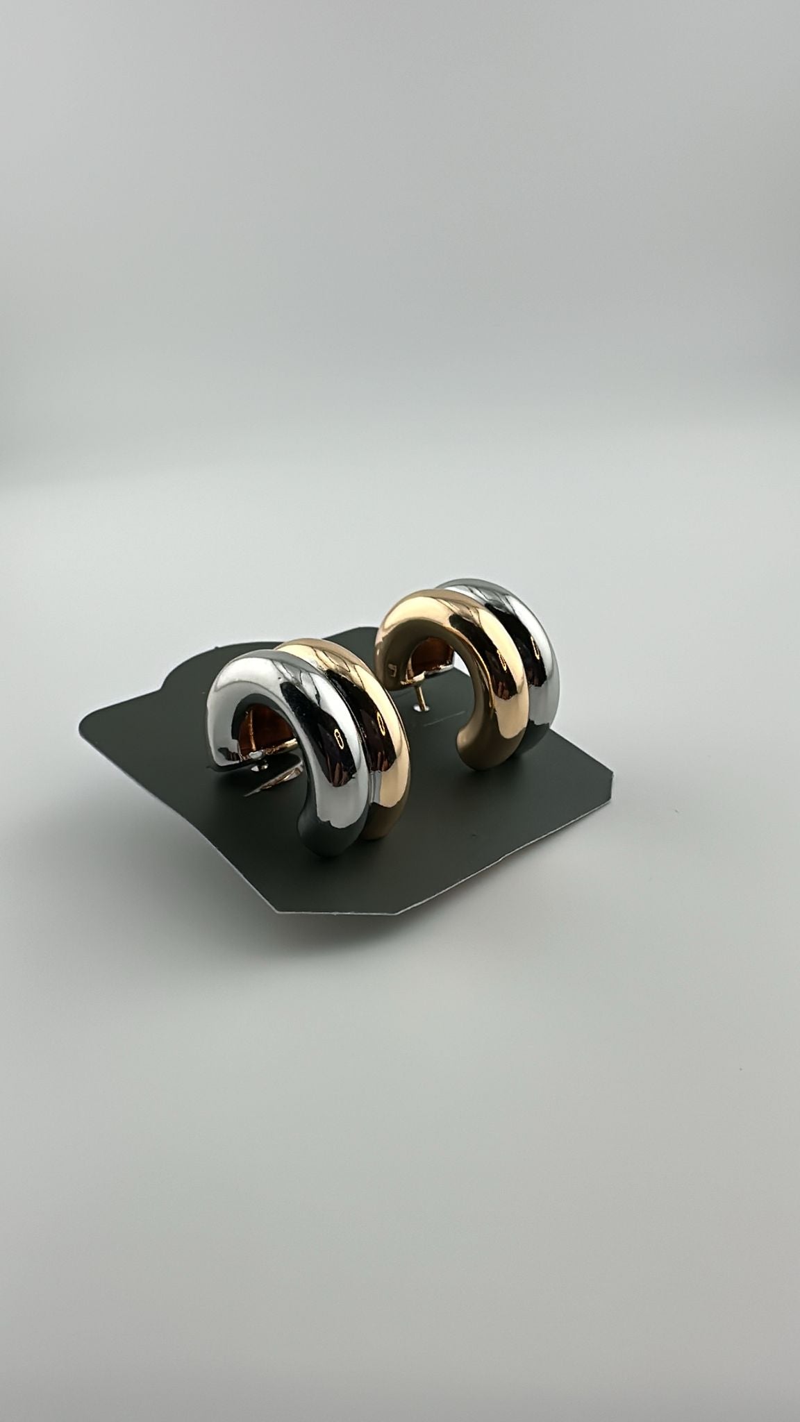 Brinco Semijoia Argola – Dourada com Detalhes em Ródio Branco, Banho de Ouro 18K