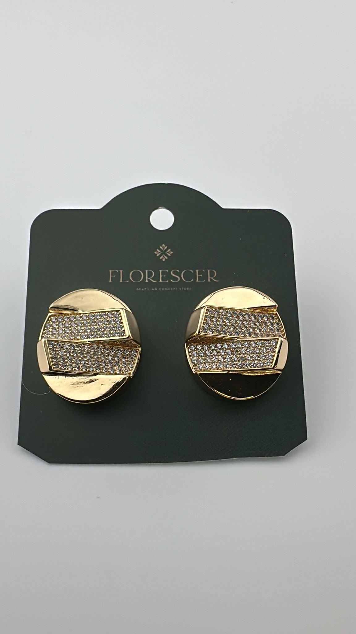 Brinco Semijoia Esfera Redonda – Design com Linhas e Zircônia, Banho de Ouro 18K