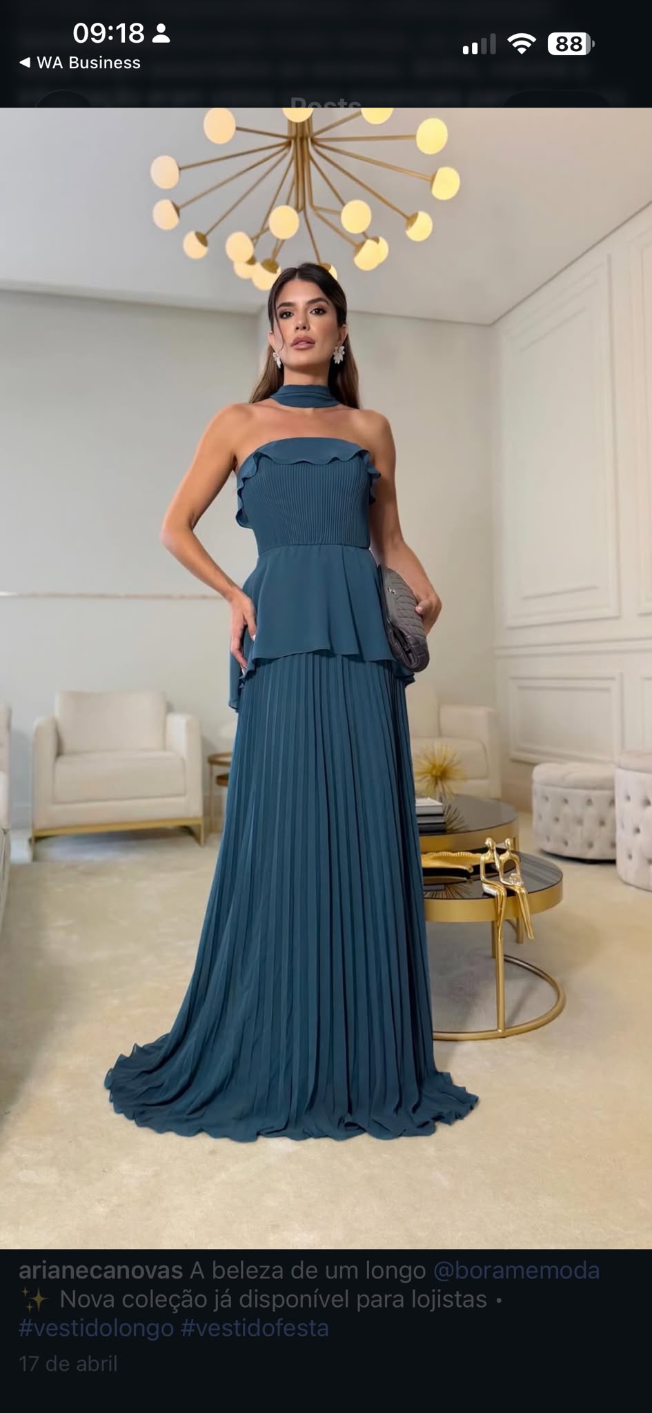 Vestido Longo de Festa Tomara que Caia com Saia Plissada e Choker
