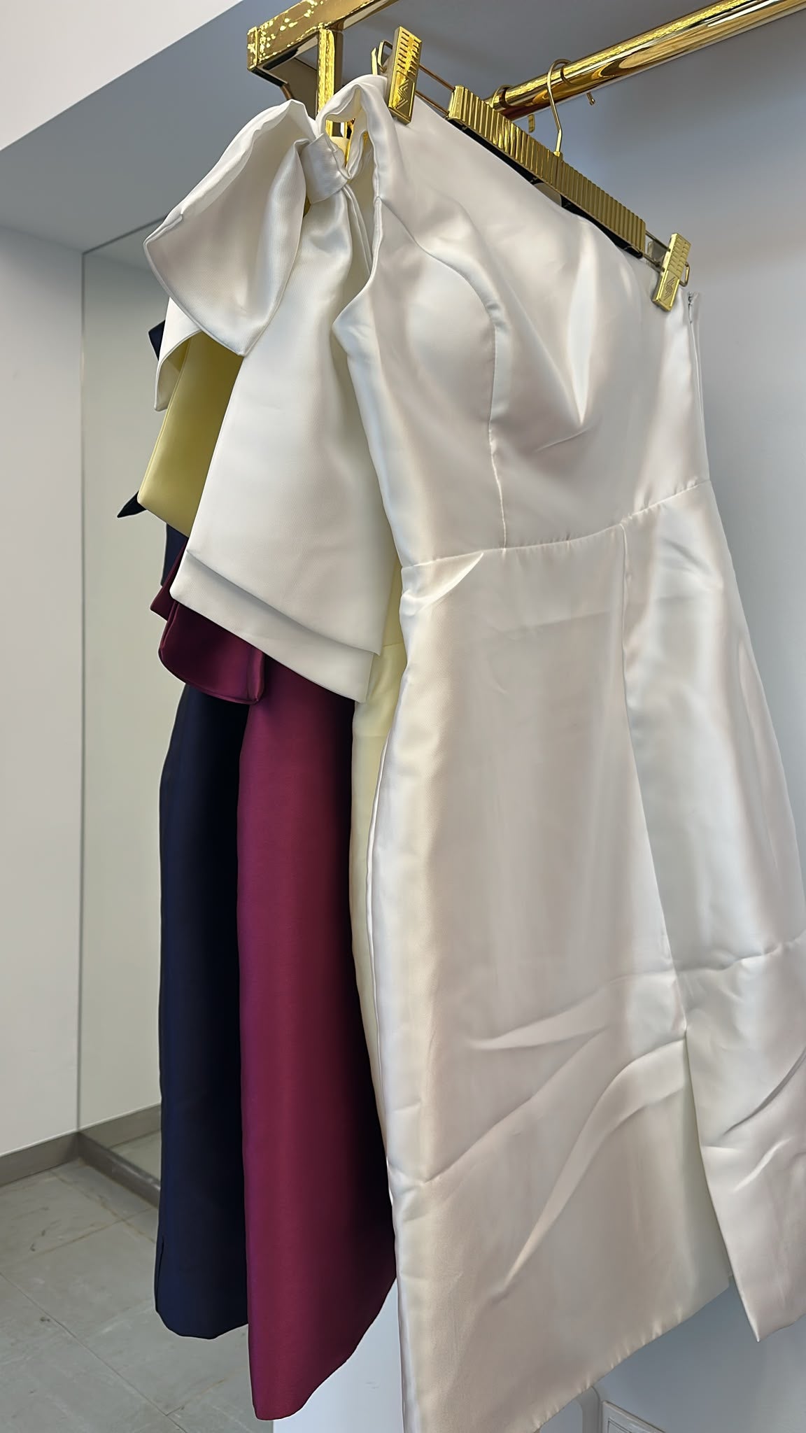 Vestido Tomara que Caia em Cetim Fenda - Branco