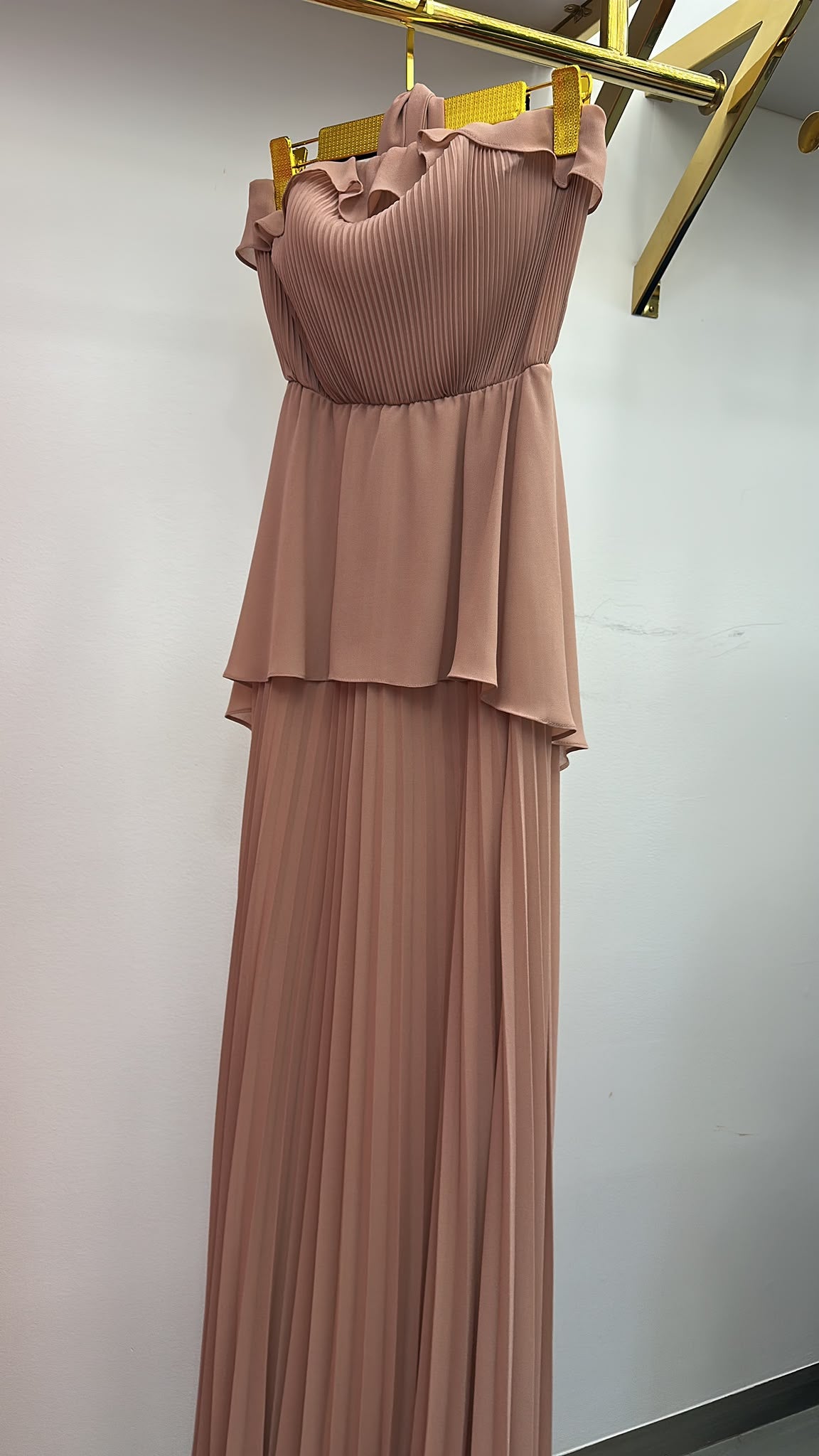 Vestido Longo de Festa Tomara que Caia com Saia Plissada e Choker