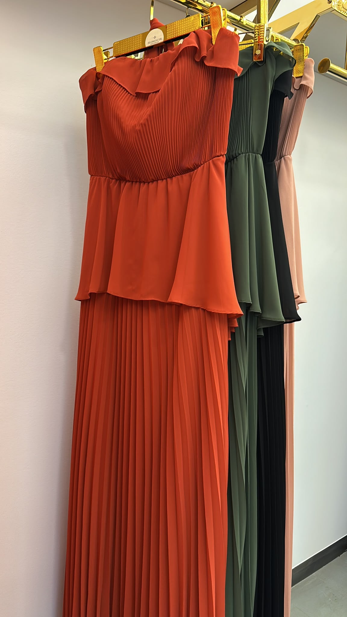 Vestido Longo de Festa Tomara que Caia com Saia Plissada e Choker