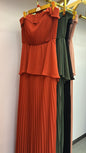 Vestido Longo de Festa Tomara que Caia com Saia Plissada e Choker