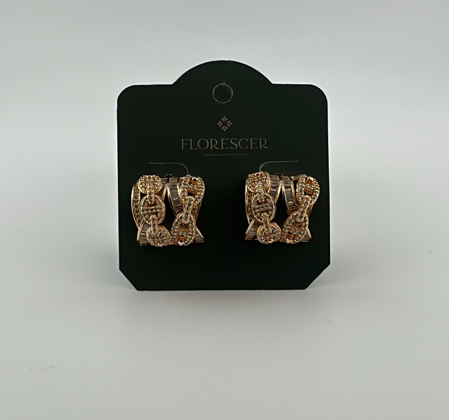 Brinco Semijoia Entrelaçado Cravejado com Zircônias – Banho de Ouro 18K