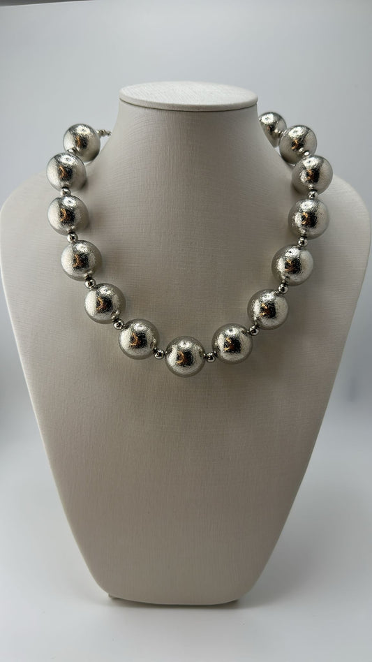 Colar de Contas Esférica Prateadas