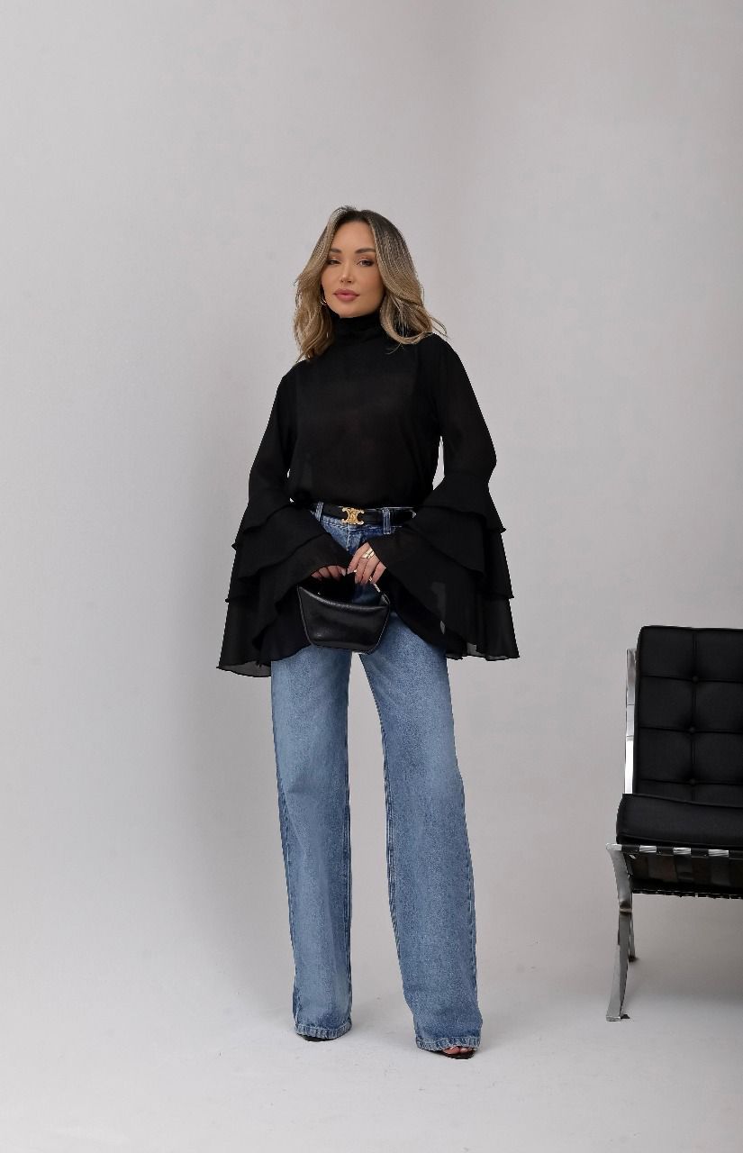 Blusa Gola Alta com Manga Sino em Camadas - Preto Clássico