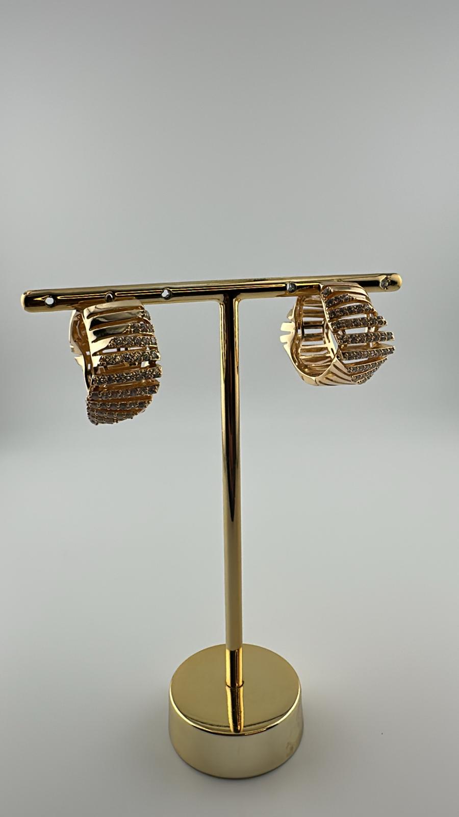 Brinco Semijoia Argola Cravejada com Zircônia – Banho de Ouro 18K