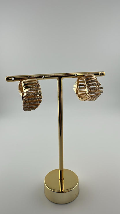 Brinco Semijoia Argola Cravejada com Zircônia – Banho de Ouro 18K