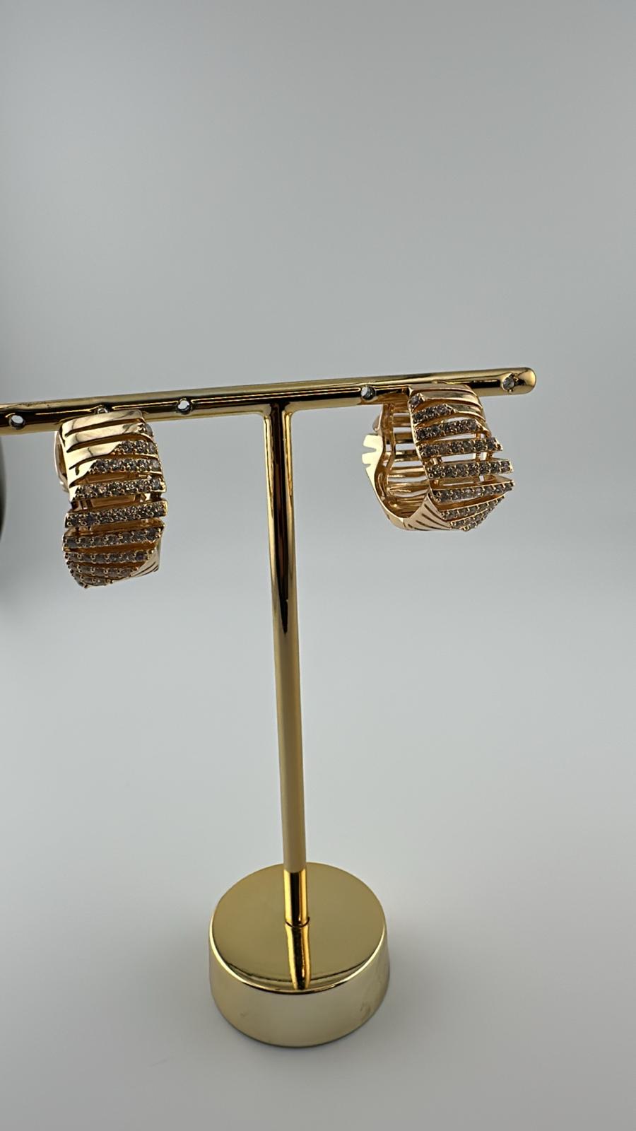 Brinco Semijoia Argola Cravejada com Zircônia – Banho de Ouro 18K