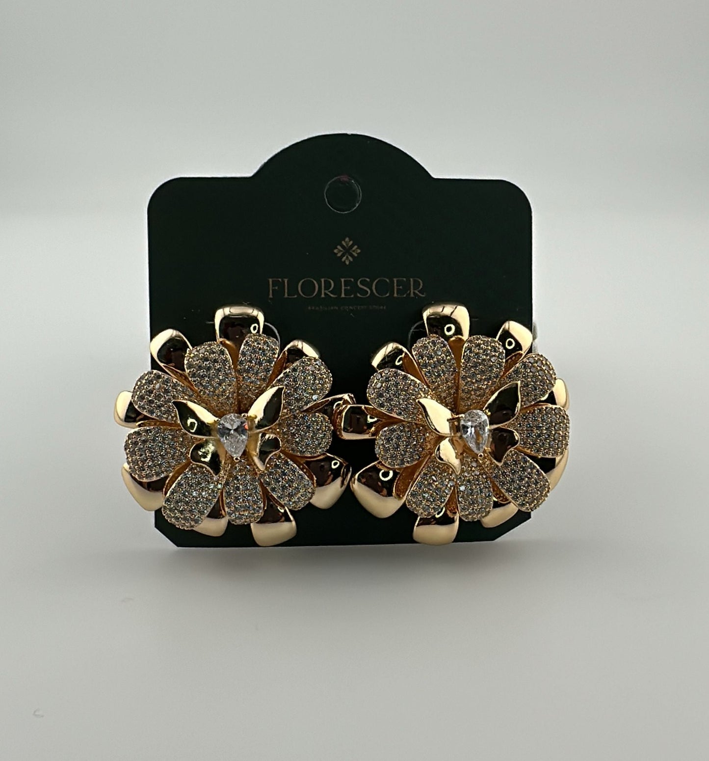 Brinco Semijoia  Flor Cravejado com Zircônias e Banho de Ouro 18K