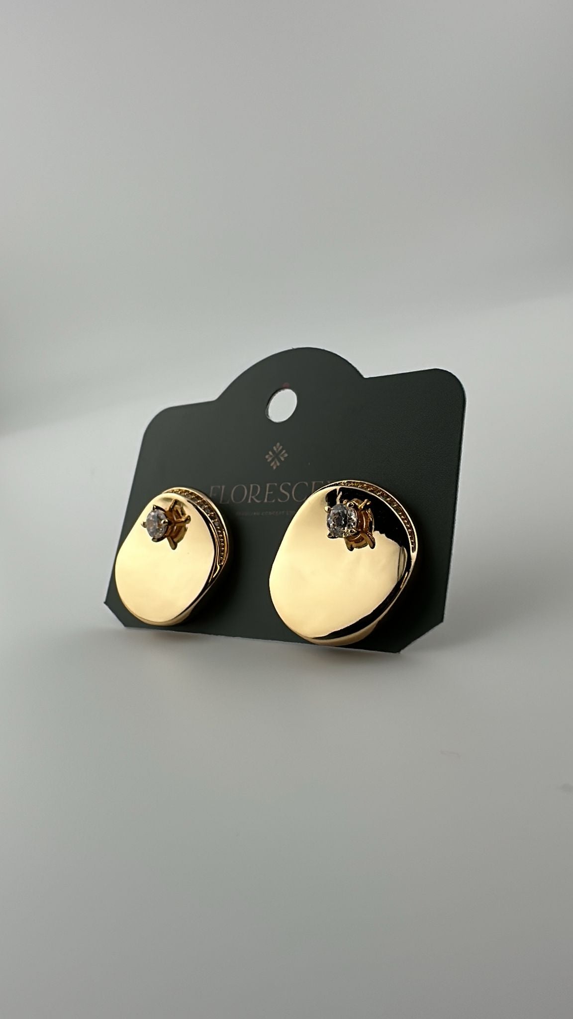 Brinco Semijoia Esfera Brillante – Cravejado com Zircônia, Banho de Ouro 18K