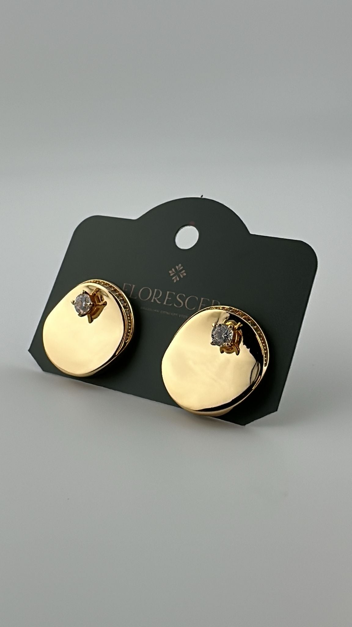 Brinco Semijoia Esfera Brillante – Cravejado com Zircônia, Banho de Ouro 18K