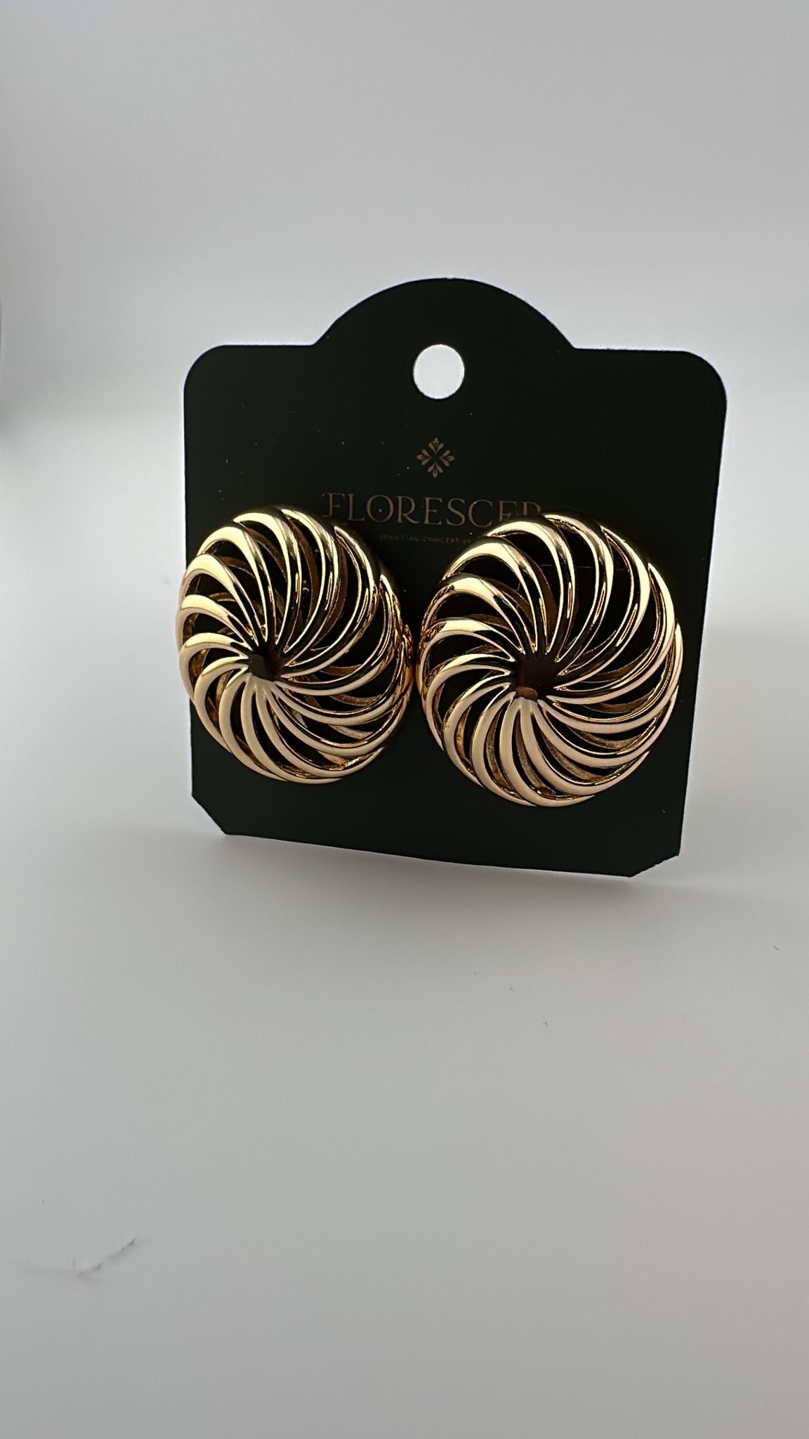 Brinco Semijoia Esfera Redonda – Formas Grossas com Laterais Arredondadas, Banho de Ouro 18K