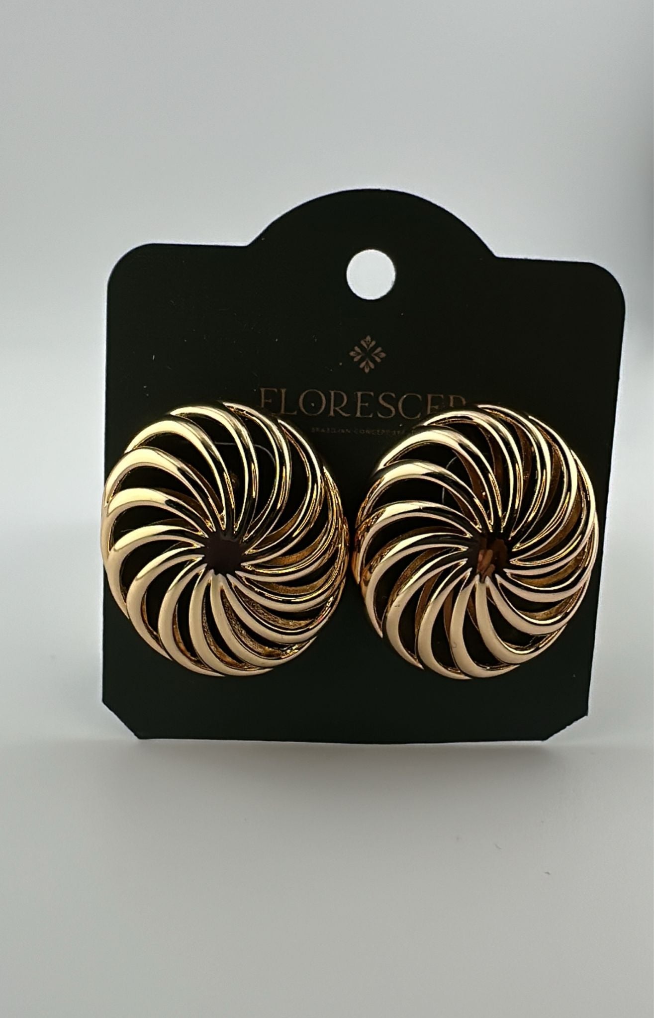 Brinco Semijoia Esfera Redonda – Formas Grossas com Laterais Arredondadas, Banho de Ouro 18K