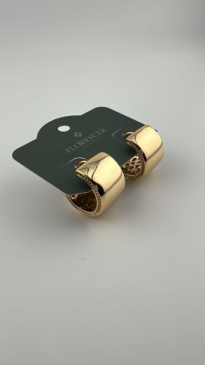 Brinco Semijoia Argola Grossa – Design Arredondado Lateral Cravejada com Zircônia, Banho de Ouro 18K