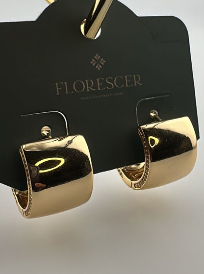 Brinco Semijoia Argola Grossa – Design Arredondado Lateral Cravejada com Zircônia, Banho de Ouro 18K