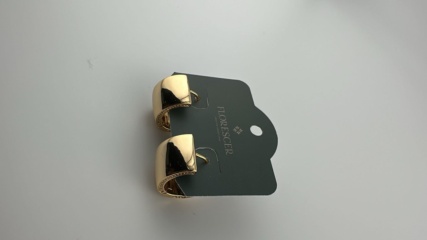 Brinco Semijoia Argola Grossa – Design Arredondado Lateral Cravejada com Zircônia, Banho de Ouro 18K