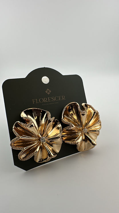 Brinco Semijoia Floralie – Flor Cravejada com Zircônia, Banho de Ouro 18K