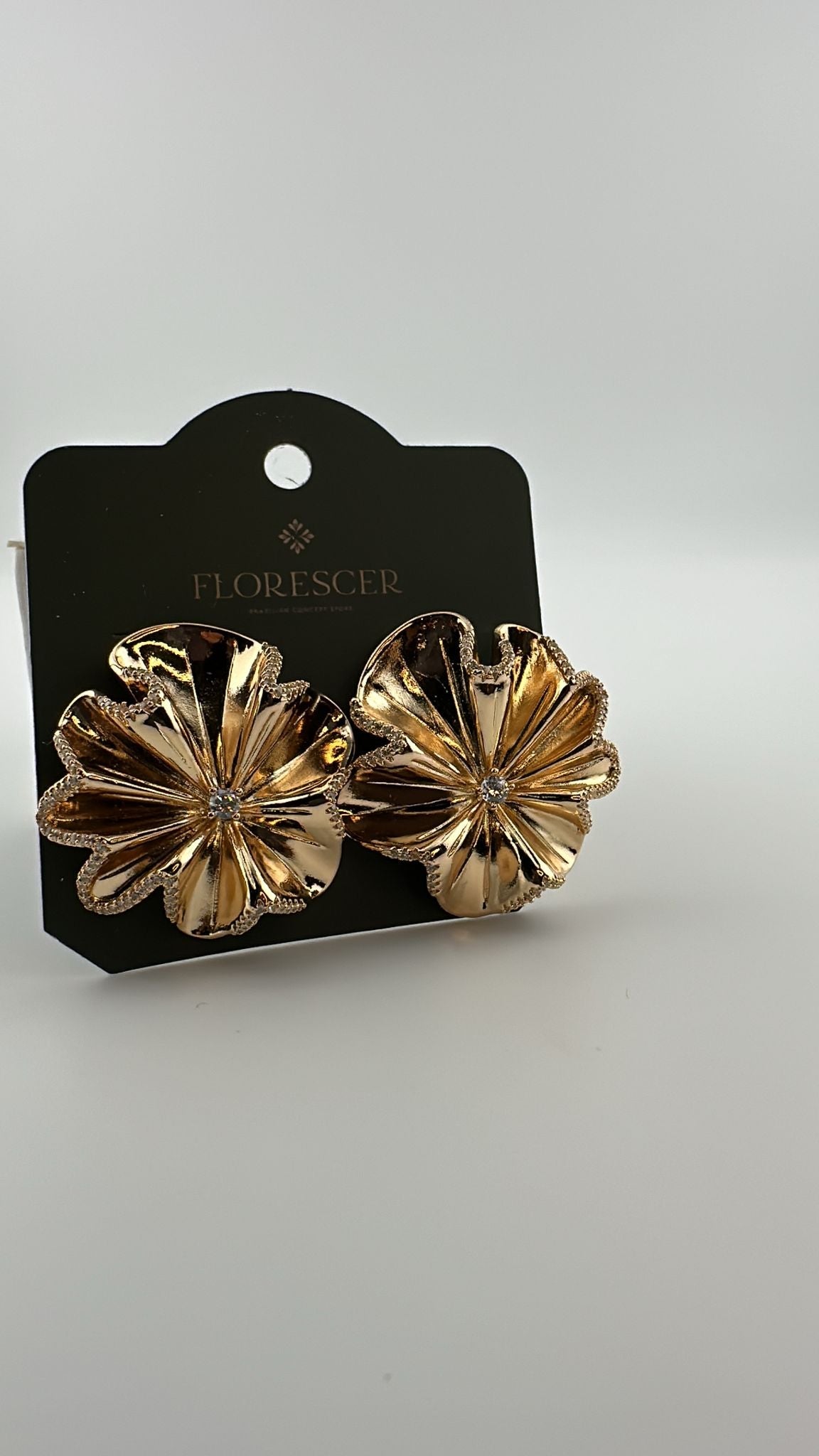 Brinco Semijoia Floralie – Flor Cravejada com Zircônia, Banho de Ouro 18K