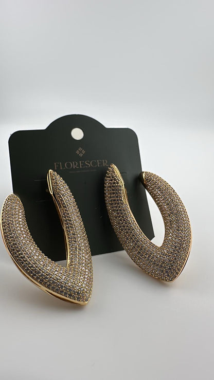 Brinco Semijoia Radiant Hoop – Argola Cravejada com Zircônia, Banho de Ouro 18K