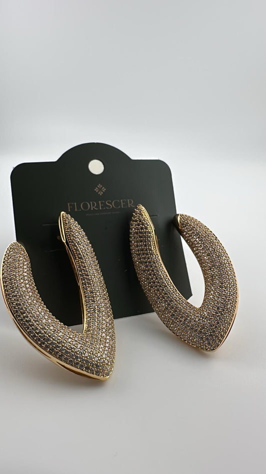 Brinco Semijoia Radiant Hoop – Argola Cravejada com Zircônia, Banho de Ouro 18K