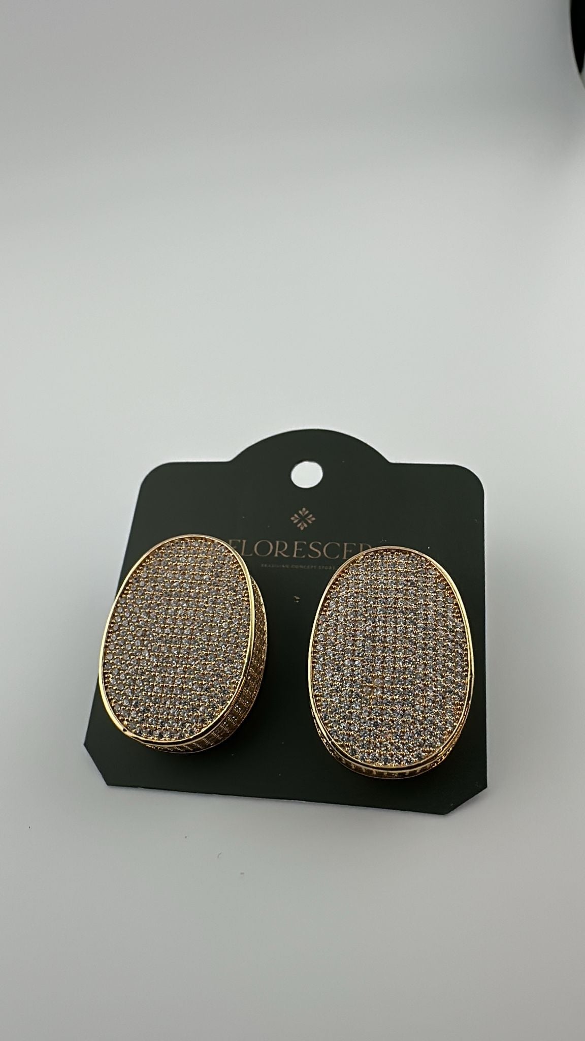 Brinco Semijoia Esfera Redonda – Formas Grossas com Laterais Arredondadas, Cravejada com Zircônia, Banho de Ouro 18K