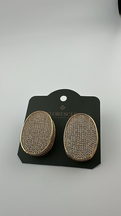 Brinco Semijoia Esfera Redonda – Formas Grossas com Laterais Arredondadas, Cravejada com Zircônia, Banho de Ouro 18K