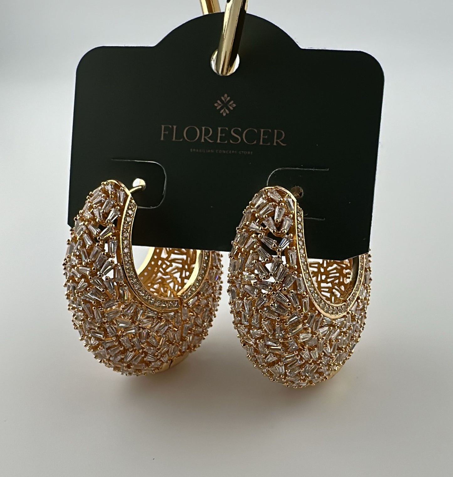 Brinco Semijoia Circula Lux – Argola Cravejada com Zircônia, Design em Formas e Linhas, Banho de Ouro 18K