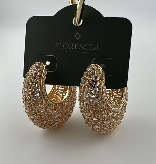 Brinco Semijoia Circula Lux – Argola Cravejada com Zircônia, Design em Formas e Linhas, Banho de Ouro 18K