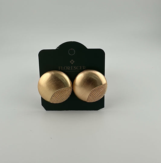 Brinco Semijoia  Esfera Redonda com Design Lateral e Banho de Ouro 18K