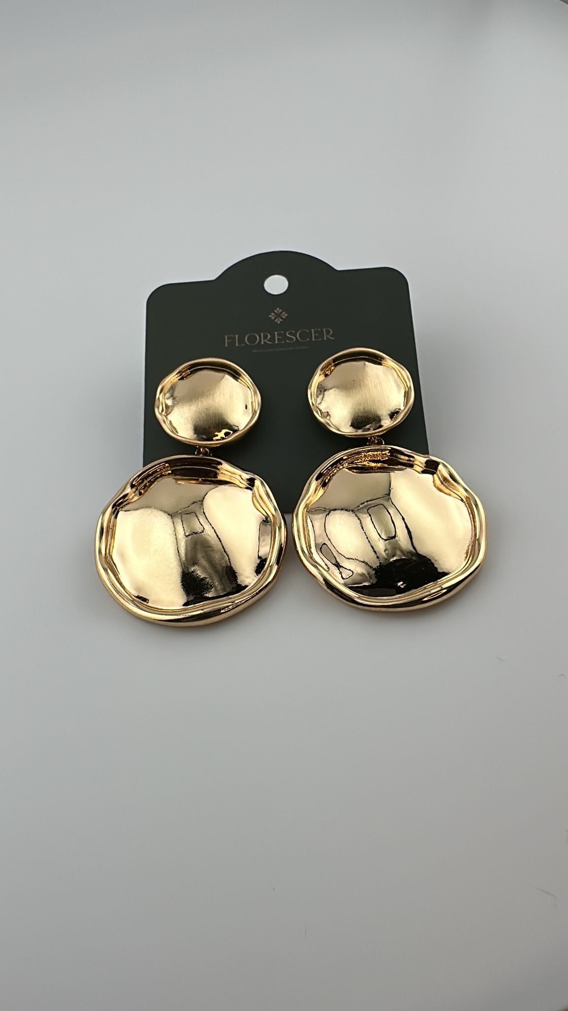 Brinco Semijoia Esfera Redonda Brillante – Cravejado com Zircônia, Banho de Ouro 18K