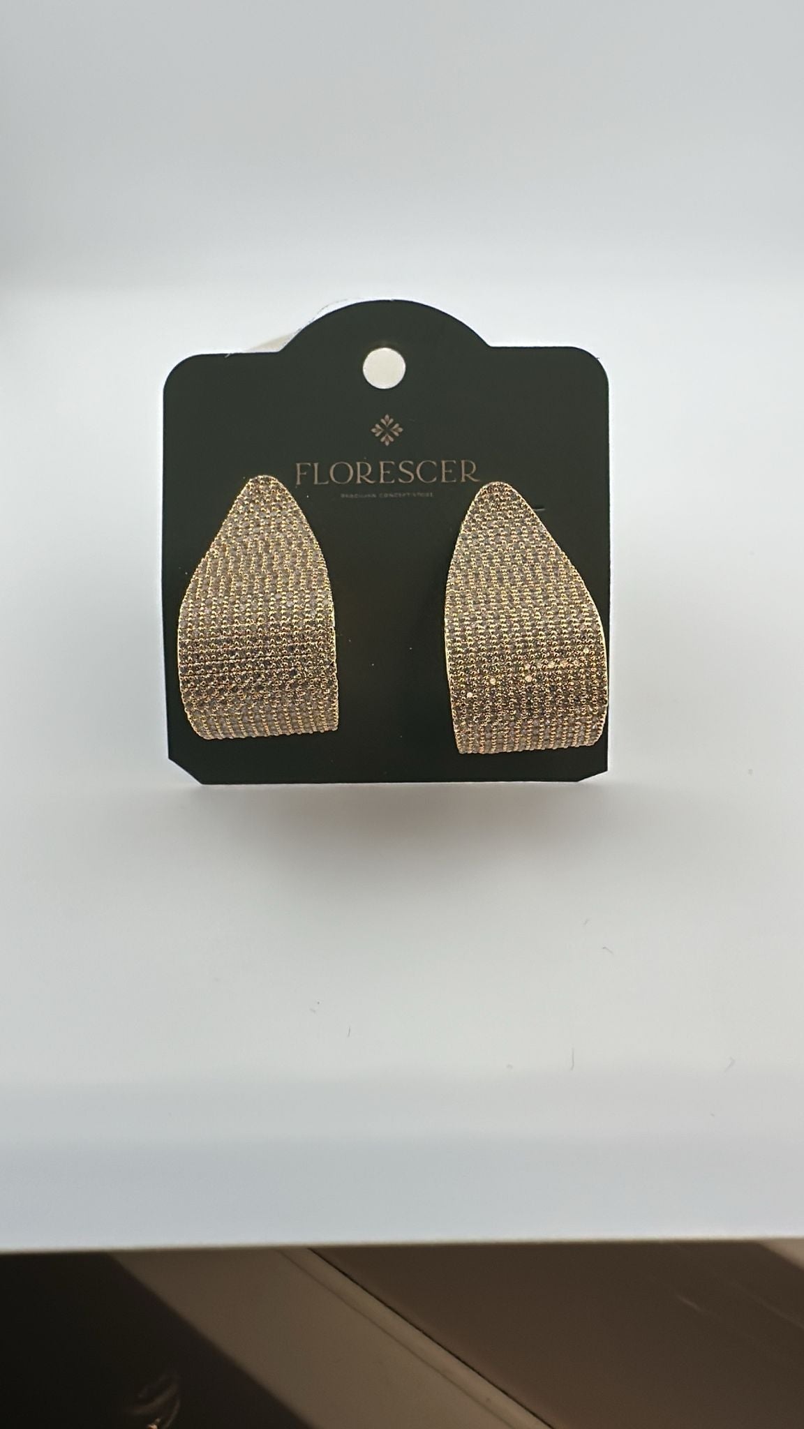 Brinco Semijoia Gota Radiante – Cravejado com Zircônia, Banho de Ouro 18K