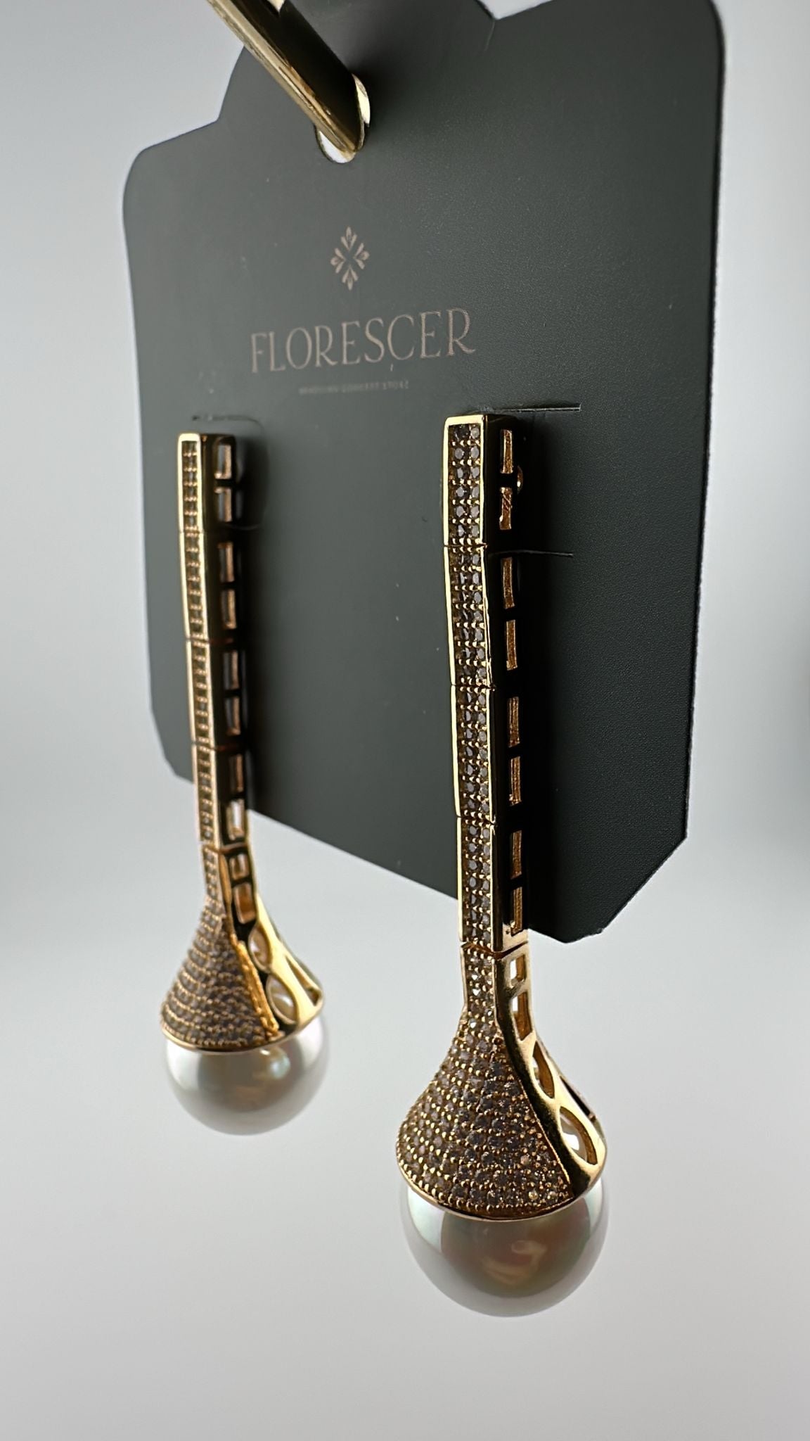 Brinco Semijoia Gota com Pérola Shell – Cravejada com Zircônia, Banho de Ouro 18K