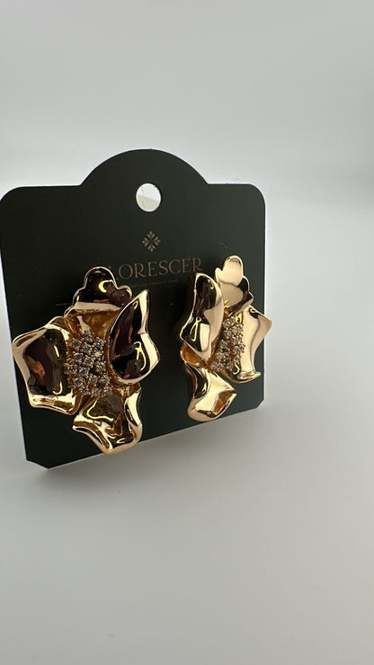 Brinco Semijoia Flor Interna Cravejada com Zircônia – Banho de Ouro 18K