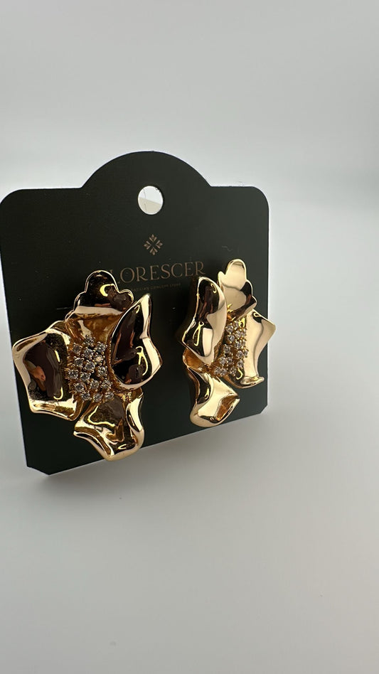 Brinco Semijoia Flor Interna Cravejada com Zircônia – Banho de Ouro 18K