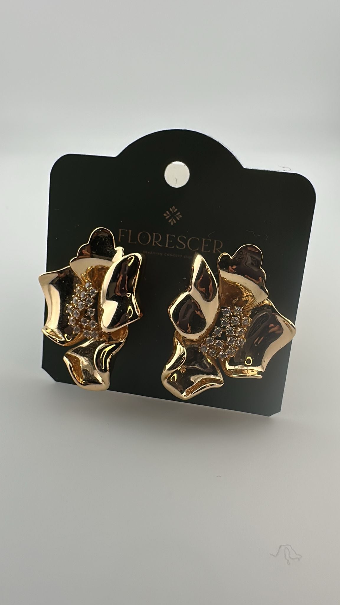 Brinco Semijoia Flor Interna Cravejada com Zircônia – Banho de Ouro 18K